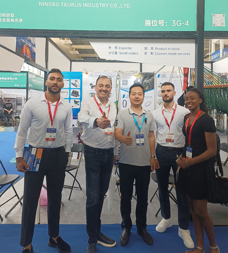 L'industria Ningbo Taurus espone alla fiera della fabbrica di Ningbo